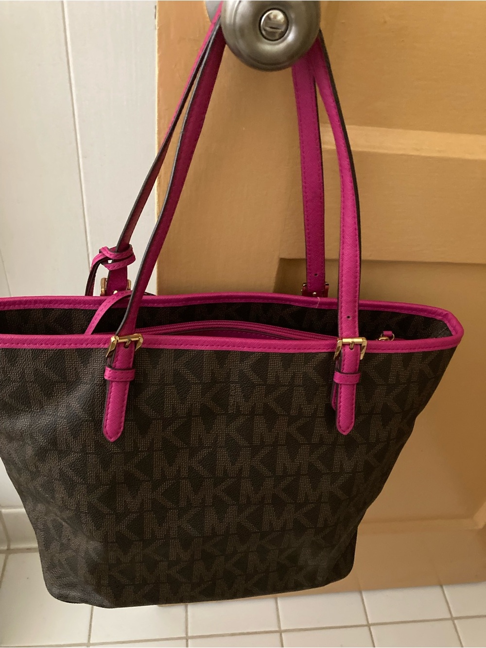 Michael Kors Tote, brown with pink trim - Picture 2 of 12